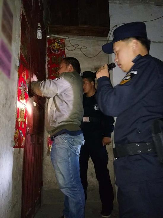 日喀则粗心妈妈误将幼女锁家中 民警全城寻开锁师傅开门